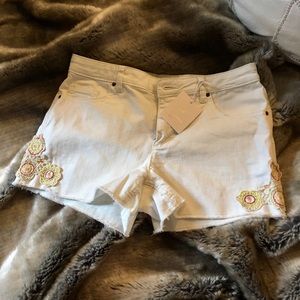 Crochet appliqué short